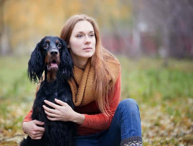 Photo of a woman hugging a Gordon Setter  | Dog Temperament